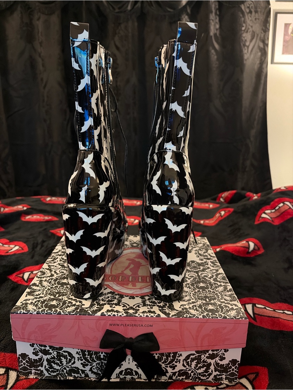 Black & white bat 🦇 Patterned Platform Lace-Up Boots - Women - Picture 4 of 10